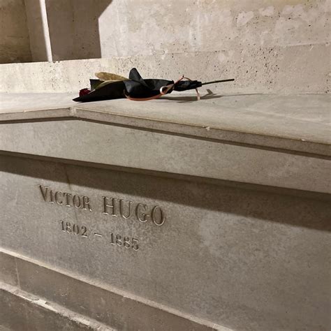 where is victor hugo buried